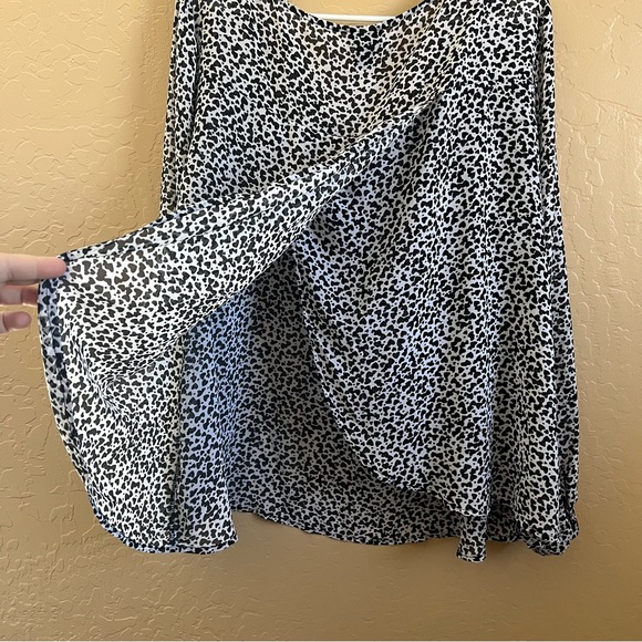 Torrid Blouse Heart Print Chiffon Tulip Open Back - Size 2 - Picture 2 of 4